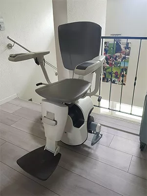 Kurviger Treppenlift in Köln