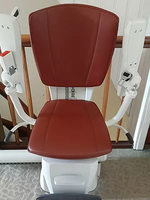 Sitzlift auf schmaler Holztreppe in Köln