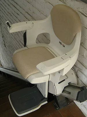 Sitzlift für gerade, steile Treppe in Köln